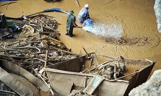 Gầu múc và một số bộ phận sàng đãi vàng được tìm thấy.