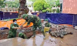 Tổ công tác quân khí, công binh Hải Dương xử lý vật thể nghi là bom được phát hiện.