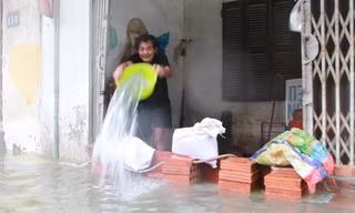 Nhà ngập sau bão, người dân Hà Nội be bờ, tát nước