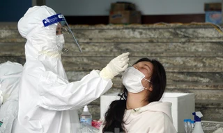 Lực lượng y tế lấy mẫu xét nghiệm người dân tại TP Hải Dương.