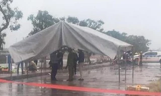 Cảnh sát khám nghiệm hiện trường.