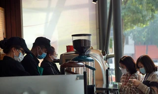 Đeo khẩu trang đi uống cà phê ở Hà Nội thời dịch virus corona 