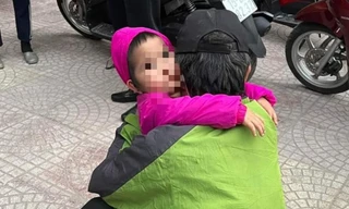 Bé L. được đưa về với người thân tại phường Hành Kênh (Lê Chân, Hải Phòng). Ảnh: TT