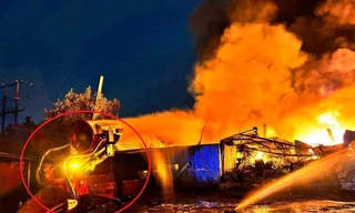 Cận cảnh robot TAF35 phun vòi rồng dập lửa.