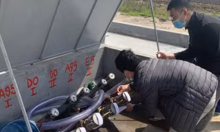 Lực lượng chức năng niêm phong cửa hàng bán xăng lẫn nước ở Hải Dương.