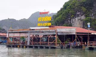 Vừa vào mùa du lịch, hàng loạt nhà hàng nổi ở Cát Bà ‘đột ngột’ phải di dời