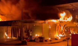 Chợ Núi Đèo (Thủy Nguyên, Hải Phòng) bùng cháy đêm 12/10.