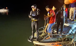 Người nhái xuyên đêm tìm kiếm nạn nhân vụ rơi trực thăng trên vịnh Hạ Long