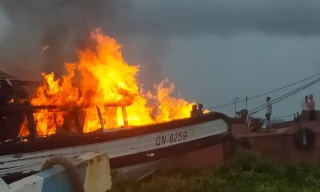 Tàu du lịch bốc cháy rừng rực, nỗ lực cứu các thuyền viên