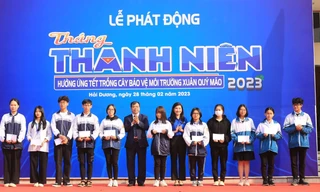 Trao hàng trăm suất học bổng cho học sinh Hải Dương.