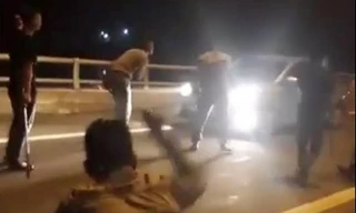 Nhóm thanh niên vác dao 'xin đểu' trên cao tốc bị xử lý như thế nào?
