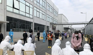 Lực lượng chức năng xét nghiệm công nhân trên địa bàn tỉnh Hải Dương.