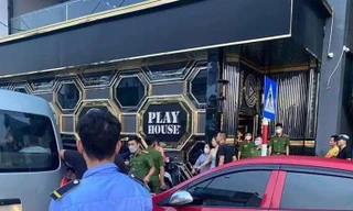 Cảnh sát tiếp tục kiểm tra quán bar trá hình Playhouse sáng 13/8.