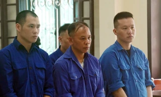 Giang hồ đất cảng "Bình đen" (giữa ảnh) và đàn em tại tòa. 