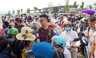 Tài xế vật vạ 3-4 tiếng, khách mòn mỏi chờ phà ra Cát Bà