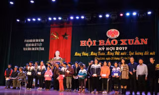 Trao hơn 200 suất quà Tết cho người nghèo tại Hội Báo xuân