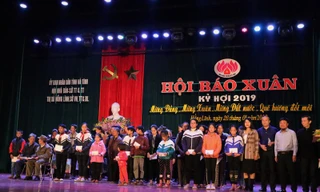 Trao hơn 200 suất quà Tết cho người nghèo tại Hội Báo xuân