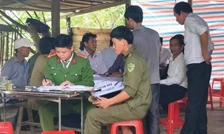 Lực lượng chức năng tiến hành lập biên bản điều tra nguyên nhân cái chết của ông Thân