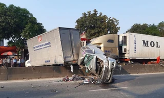 Dừng đèn đỏ, xe bán tải bị container đâm bay lên dải phân cách