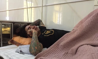 Anh N.Ng.H cho rằng vết thương tại chân do súng bắn.