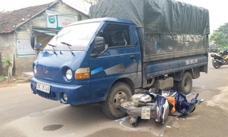 Nổ súng truy đuổi xe chở gỗ lậu, một cán bộ công an bị thương