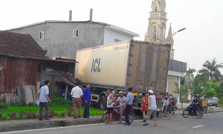 Xe container mất lái đâm thẳng vào nhà dân