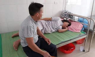 Chị Tình và chồng bần thần, đau đớn khi nhận được con đã tử vong