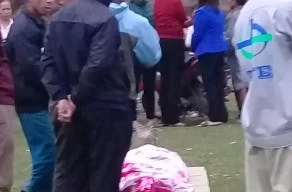 Nữ sinh lớp 12 nhảy xuống đập tự tử nghi do mâu thuẫn gia đình