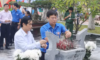 Dâng hương tưởng niệm anh hùng liệt sỹ Lý Tự Trọng