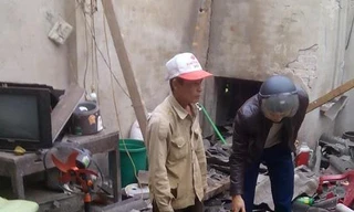 Nghi pháo tự chế phát nổ làm bay mái nhà, 5 người thương vong