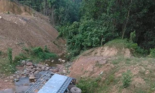 Xe chở gỗ lật nghiêng dưới vực sâu, hai người tử vong