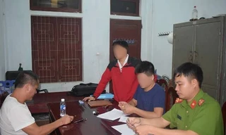 Lê Anh Chiến (bên trái) tại cơ quan điều tra - Ảnh: Công an Hà Tĩnh