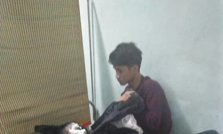 Dùng lửa 'thử' chất lượng xăng, một thanh niên nhập viện