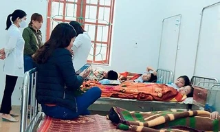 Sau bữa ăn sáng ở cổng trường, 7 học sinh cấp cứu vì ngộ độc