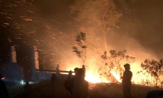 Lại cháy lớn ở Hà Tĩnh, 'biển lửa' đe dọa ngôi chùa trăm năm tuổi