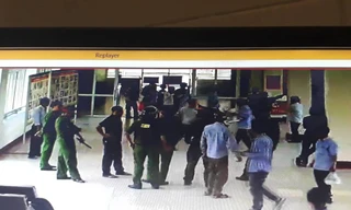 Hai đối tượng bị Công an khống chế đưa về trụ sở