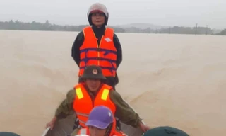 Chèo thuyền vượt lũ đưa sản phụ chuyển dạ đến bệnh viện 