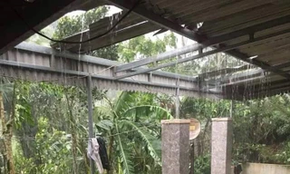 Mưa lớn kèm theo lốc xoáy, hơn 40 nhà dân bị tốc mái