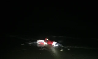 Thi thể hai nạn nhân còn mặc nguyên quần áo, áo phao và buộc vào nhau.