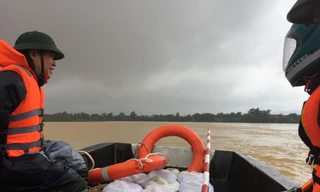 Mưa lớn nhiều xã bị cô lập, bộ đội dầm mưa ứng cứu người dân vùng lũ Hương Khê