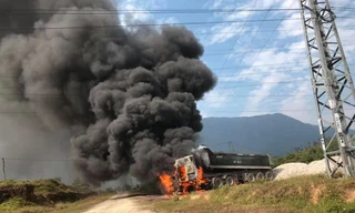 Chiếc xe đầu kéo bốc cháy dữ dội.