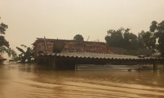 Nước ngập sâu tận nóc, dân vùng lũ ngồi mái nhà chờ nước rút