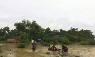 Nước dâng cao, người dân Hà Tĩnh hối hả dọn đồ chạy lũ