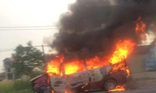 Xe khách 16 chỗ bốc cháy ngùn ngụt trên đường đi sửa chữa