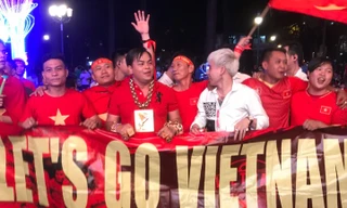 'Đại gia' đeo hàng chục kg vàng cổ vũ tuyển Việt Nam