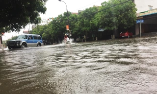 Mưa lớn trong đêm, đường TP Hà Tĩnh 'biến' thành sông 