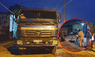Chui xuống gầm xe đầu kéo lấy kích, vợ chủ gara bị xe lùi cán tử vong