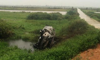 Phát hiện xe ô tô cháy rụi bất thường bên đường