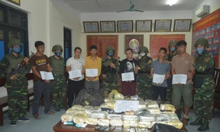 6 người nước ngoài mang theo súng đạn vận chuyển 30 bánh heroin, 45 kg ma túy 