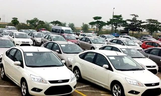 Nhóm đối tượng đã đưa lậu hàng chục ô tô hạng sang về Việt Nam như thế nào?